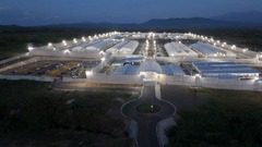 悪名高い「メガ刑務所」、強制送還者と有罪判決のギャングが同じ独房に　中米